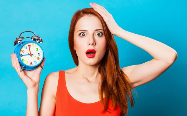 Mujer Pelirroja Sorprendida Woth Reloj Despertador Sobre Fondo Azul —  Fotos de Stock