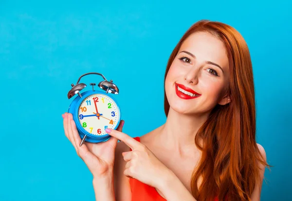 Mujer Pelirroja Sonriente Woth Reloj Despertador Sobre Fondo Azul —  Fotos de Stock