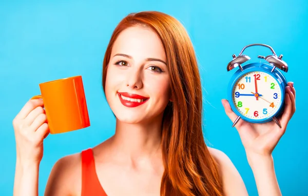 Fille Rousse Avec Tasse Thé Réveil Sur Fond Bleu — Photo