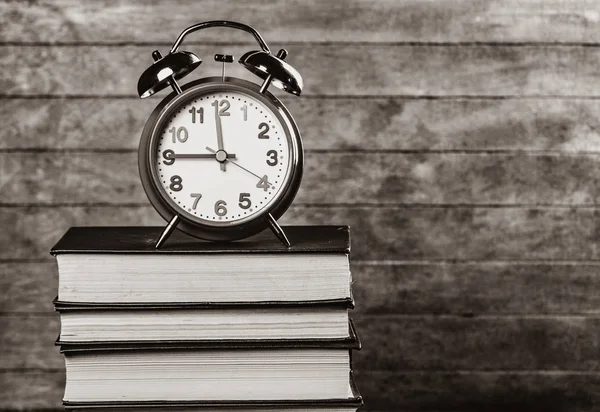 Reloj Despertador Libros Sobre Mesa Madera Imagen Color Blanco Negro —  Fotos de Stock