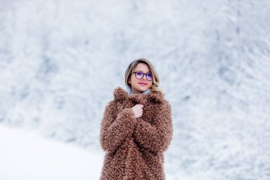 Bir kar ormandaki paltolu güzel kız