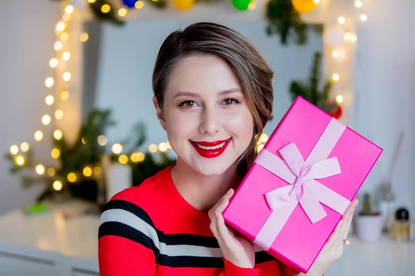 Hermosa Mujer Jersey Rojo Sosteniendo Una Caja Regalo Espejo Maquillaje — Foto de Stock