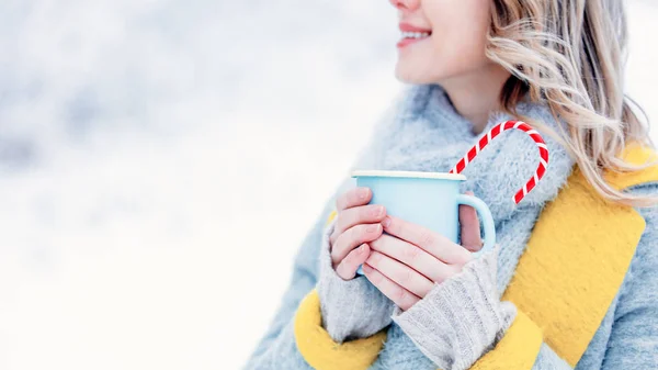 Flicka i grå kappa med kopp i en snö skog — Stockfoto