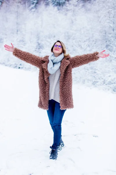 Bella ragazza in cappotto in una foresta di neve — Foto Stock