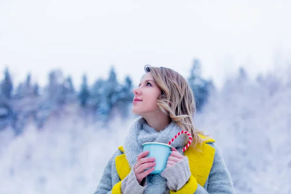 女孩在灰色外套与杯子在雪森林 — 图库照片