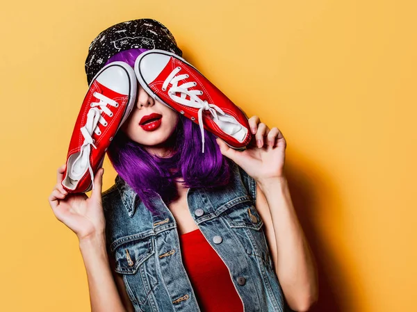 Hipster flicka med lila hår och röda joggingskor — Stockfoto