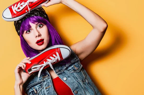 Hipster flicka med lila hår och röda joggingskor — Stockfoto