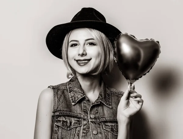 Menina com forma de coração ballon — Fotografia de Stock