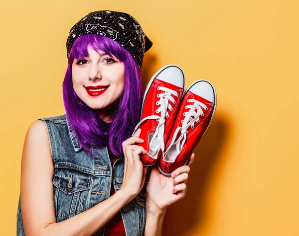 Hipster κορίτσι με μοβ μαλλιά και πάνινα παπούτσια κόκκινο — Φωτογραφία Αρχείου