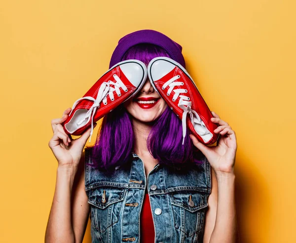 Hipster-Mädchen mit lila Haaren und roten Gummischuhen — Stockfoto