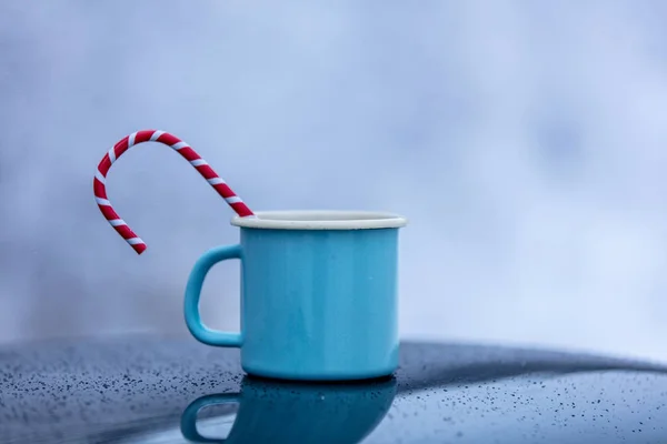 Cup of coffee with hot drink and candy inside on car roof — Stock Photo, Image