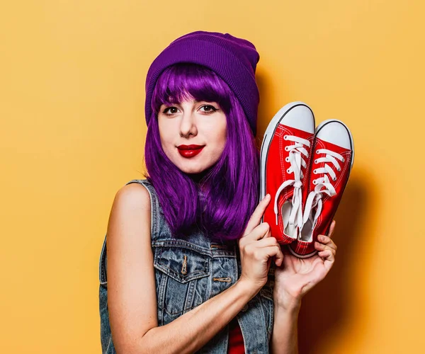 Hipster-Mädchen mit lila Haaren und roten Gummischuhen — Stockfoto