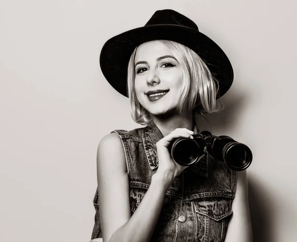 Hipster ragazza con binocolo — Foto Stock