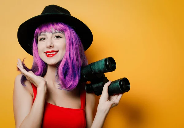 Hipster flicka med lila frisyr och kikare — Stockfoto