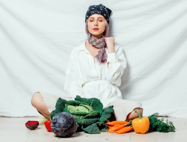 Güzel beyaz vegan kadın sebzeli