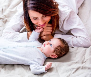 Anne ve küçük bir çocuk uzanmış