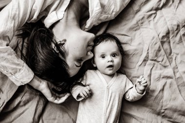 Anne ve küçük bir çocuk uzanmış