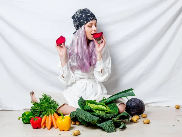 Schöne kaukasische Veganerin mit Gemüse — Stockfoto