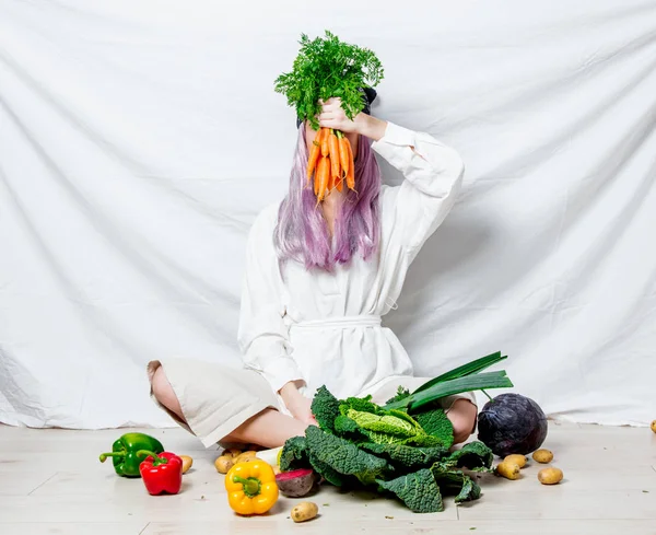 Schöne kaukasische Veganerin mit Gemüse — Stockfoto
