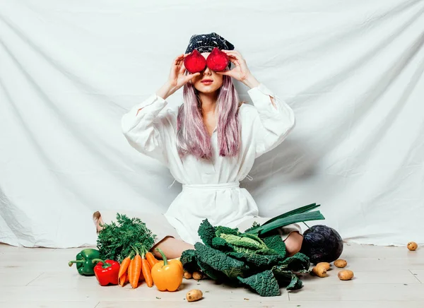 Gyönyörű kaukázusi vegan nő zöldségekkel — Stock Fotó