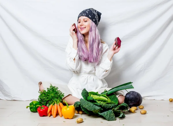 Hermosa mujer vegana caucásica con verduras —  Fotos de Stock