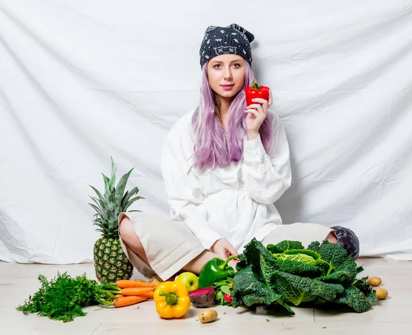 Όμορφη vegan καυκάσιος γυναίκα με λαχανικά — Φωτογραφία Αρχείου