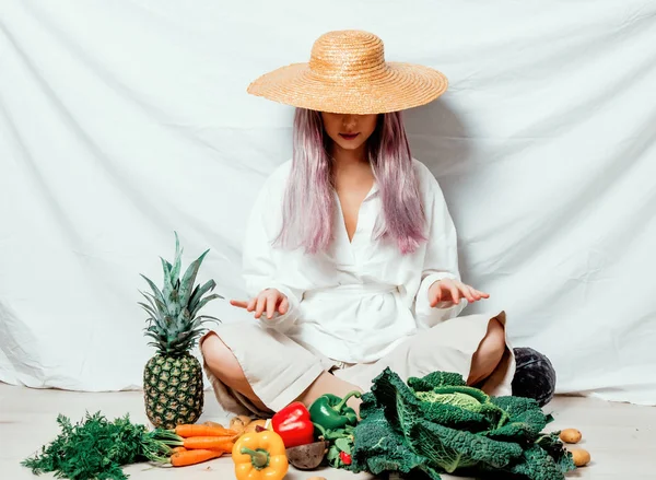 Kaukázusi vegan nő kalapban zöldségekkel — Stock Fotó