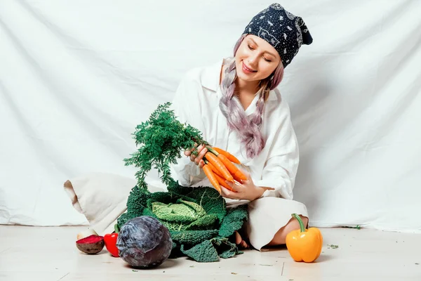 Όμορφη vegan καυκάσιος γυναίκα με λαχανικά — Φωτογραφία Αρχείου