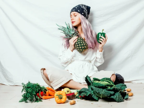 Mulher bonita vegan caucasiana com legumes — Fotografia de Stock
