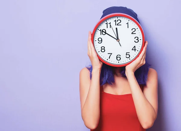 Menina com cabelo roxo e relógio grande — Fotografia de Stock