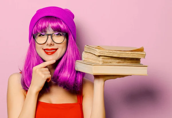 Ragazza con capelli viola e libri — Foto Stock