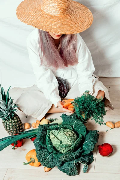 Kaukázusi vegan nő kalapban zöldségekkel — Stock Fotó