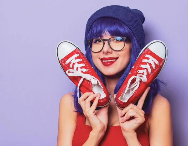 Menina com cabelo azul e gomas vermelhas — Fotografia de Stock