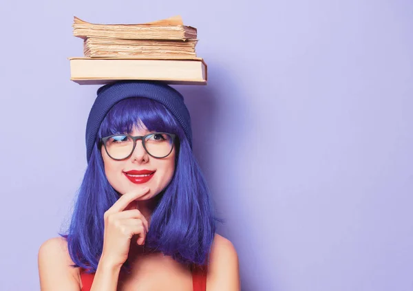 Дівчина з фіолетовим волоссям і книгами — стокове фото