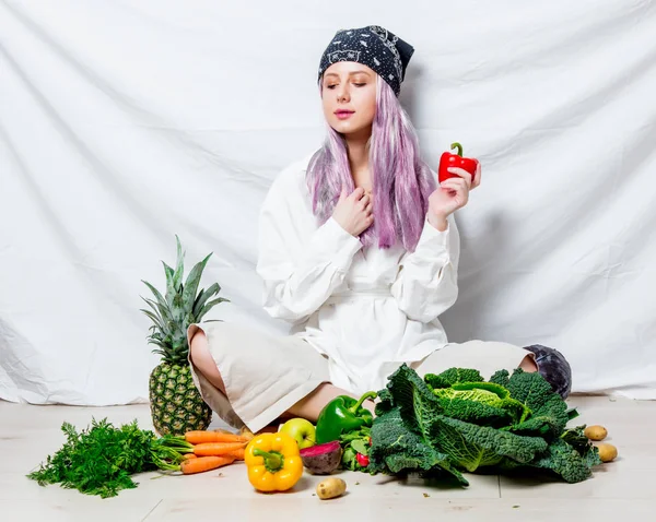 Hermosa mujer vegana caucásica con verduras —  Fotos de Stock