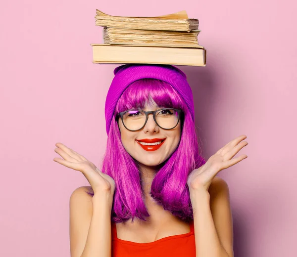 Menina com cabelo roxo e livros — Fotografia de Stock