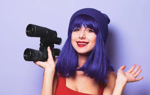 Girl with blue hair and binoculars — Stock Photo, Image