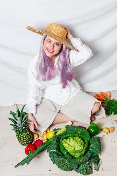 Mulher vegan caucasiana em chapéu com legumes — Fotografia de Stock