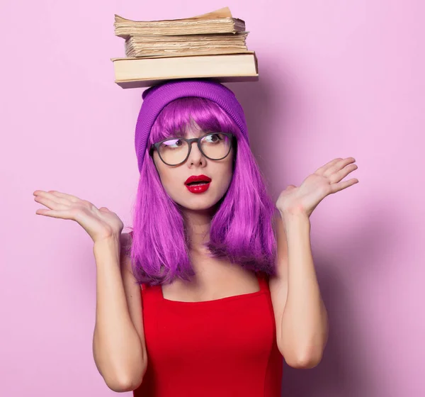 Fille aux cheveux violets et livres — Photo