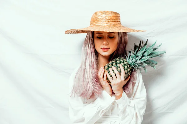 Kaukasische vegan vrouw in hoed met ananas — Stockfoto