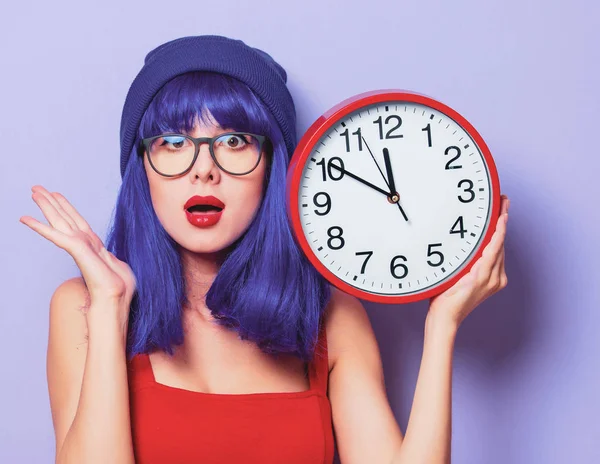 Dziewczyna z fioletowymi włosami i duży zegar — Zdjęcie stockowe