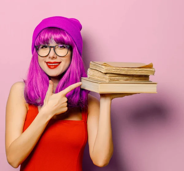 Menina com cabelo roxo e livros — Fotografia de Stock