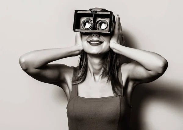 Giovane rossa ragazza con occhiali di realtà virtuale — Foto Stock