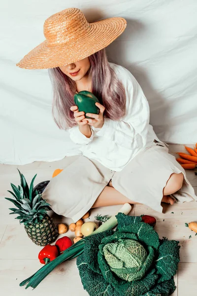 Mulher vegan caucasiana em chapéu com legumes — Fotografia de Stock