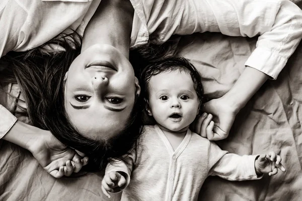 Mãe e uma criança deitada — Fotografia de Stock
