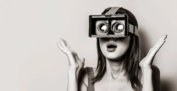 Chica pelirroja joven con gafas de realidad virtual —  Fotos de Stock