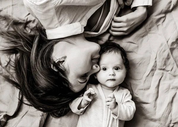Мати і маленька дитина лежать — стокове фото