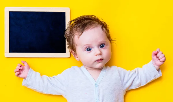 블랙 보드와 작은 아기 — 스톡 사진