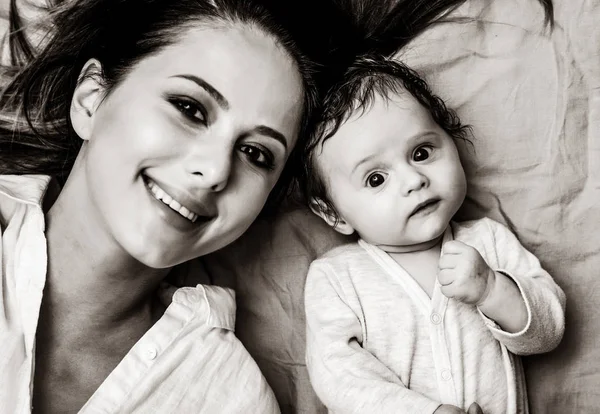 어머니와 누워 작은 아이 — 스톡 사진