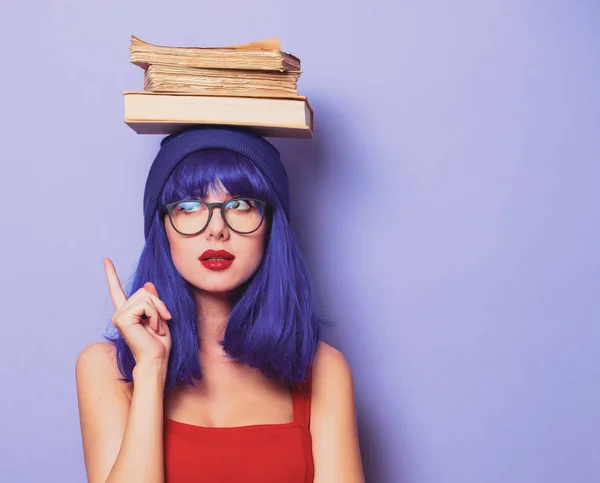 Ragazza con capelli viola e libri — Foto Stock